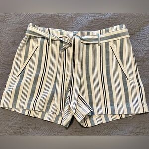Stylish LOFT, Linen-looking shorts with matching belt